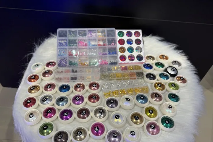 Große Auswahl an Glitzer und Steinen für Nageldesign