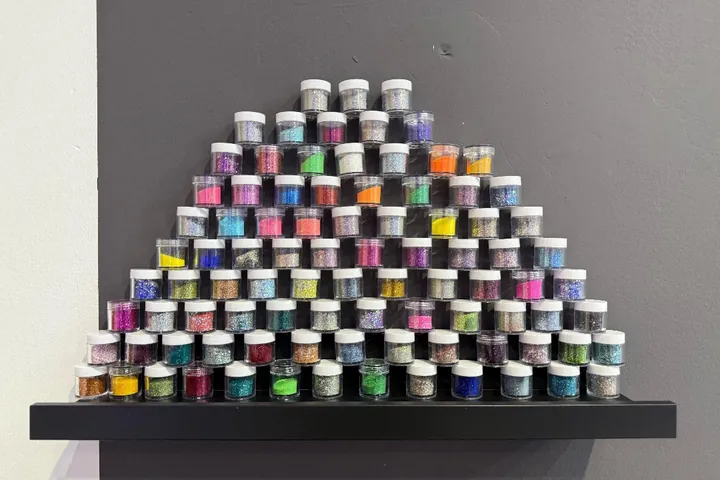 Pyramide aus bunten Nagelpulvern