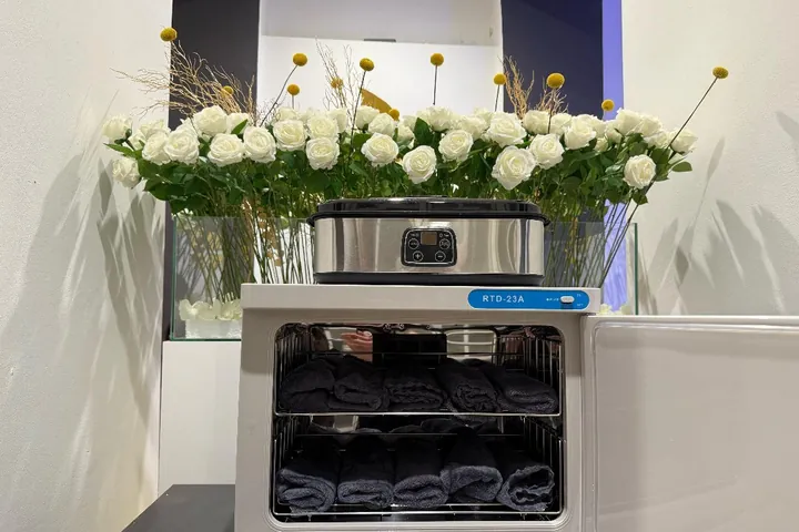 Handtuchwärmer mit weißen Rosen