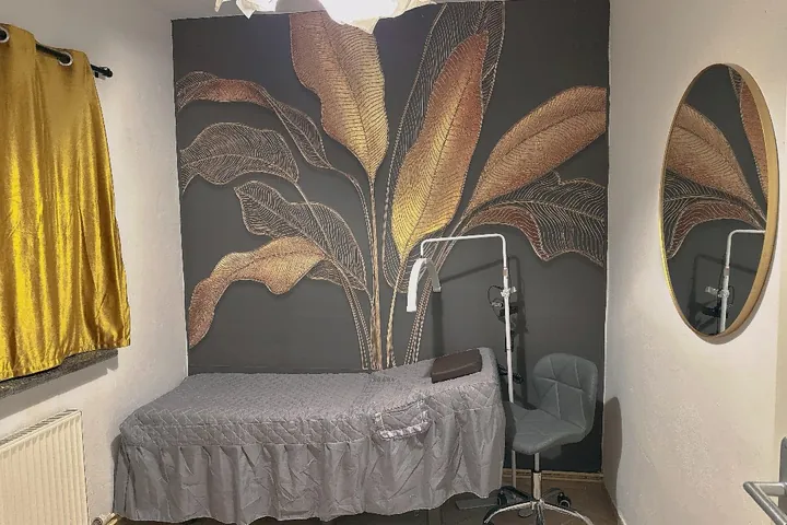 Ruhige Behandlungskabine mit Liege