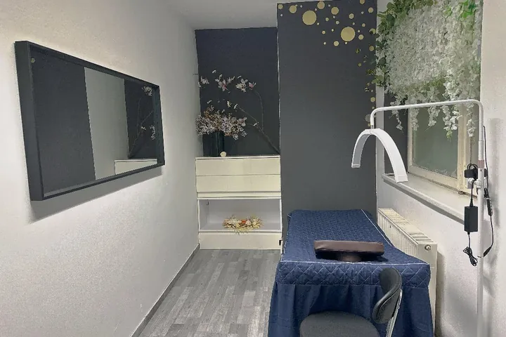 Behandlungsraum für Wimpernverlängerung mit Lampe